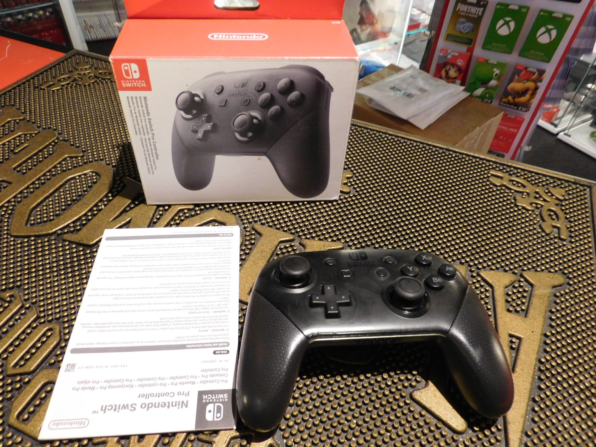 NINTENDO SWITCH PRO CONTROLLER